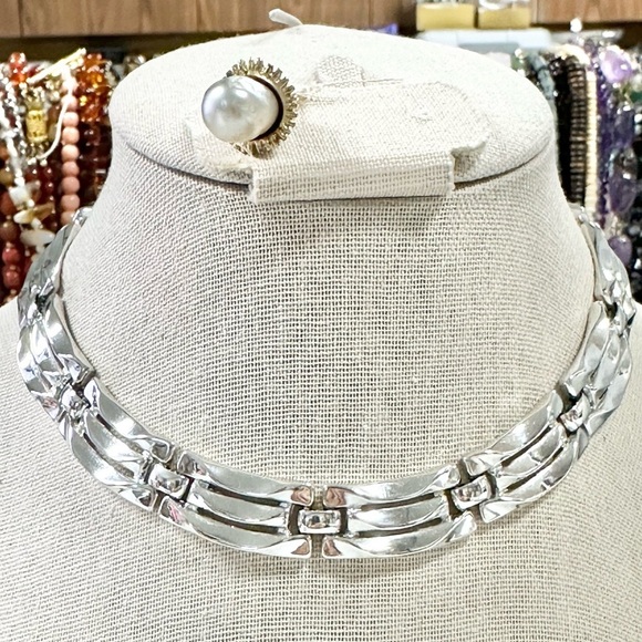 CROWN TRIFARI Jewelry - Vintage 1950's CROWN TRIFARI POLISHED RHODIUM PLATED GOLDEN GATE NECKLACE